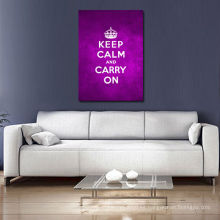 Guarde la calma y continúe las palabras púrpuras del arte de la pared